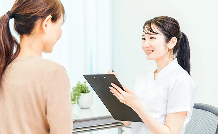 相談を受ける医療スタッフと患者さん